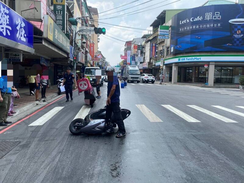 機車騎士因路面太滑摔車。（記者徐聖倫翻攝）