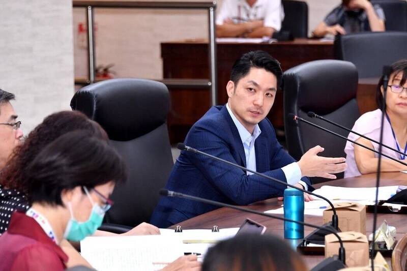 台北市長蔣萬安今（18）天下午主持消費者保護委員會會議，聽取衛生局、法務局說明早上稽查畜產會的情形。（台北市政府提供）