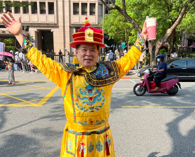 藍信祺穿龍袍到中選會遞件申請為總統大選被連署人。（圖翻攝自藍信祺臉書）