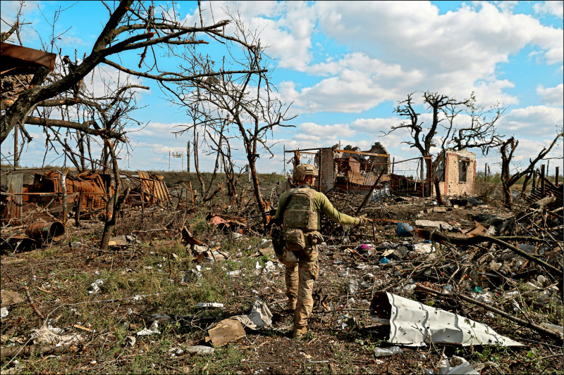 烏克蘭軍隊在東部和南部的戰事再獲進展，包括從俄軍手中奪回巴赫姆特地區小片領土。圖為烏軍日前收復巴赫姆特附近村莊安德里伊夫卡（Andriivka）。（美聯社）