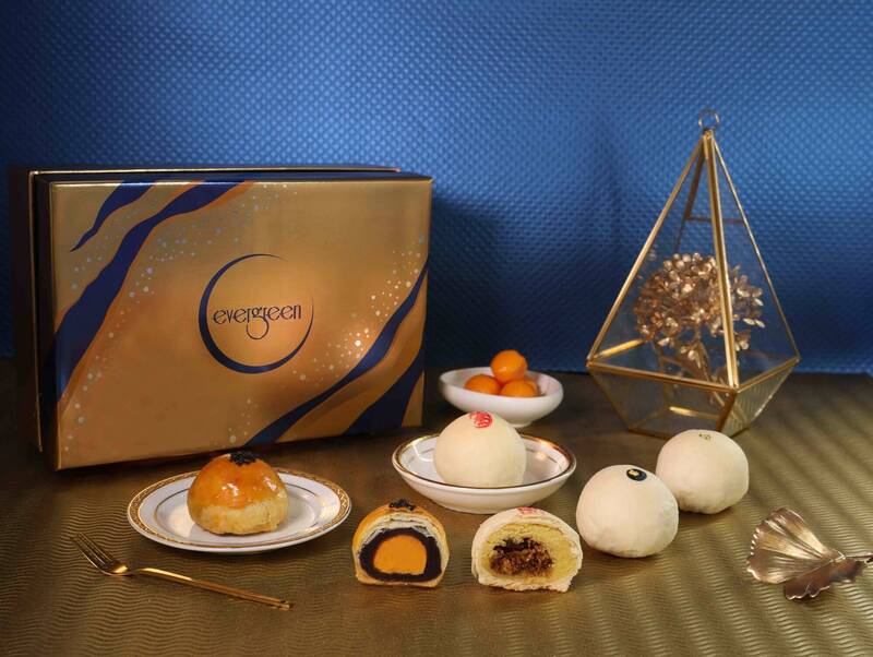 台中長榮桂冠酒店適逢酒店30週年慶，則打造金色紀念款禮盒鎏金歲月系列禮盒。（飯店提供）