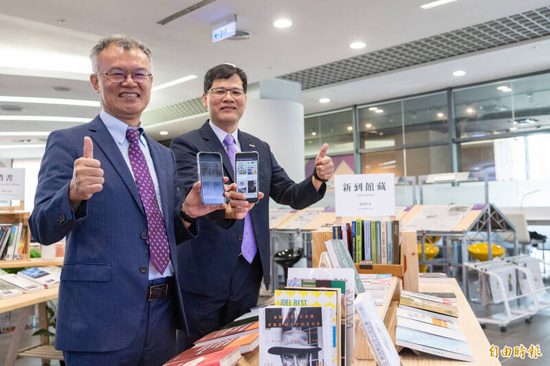 清華大學推全國首座大學數位圖書館今天上線，110萬館藏隨身帶著走。左為副校長簡禎富，右為圖書館長林登松。（記者洪美秀攝）