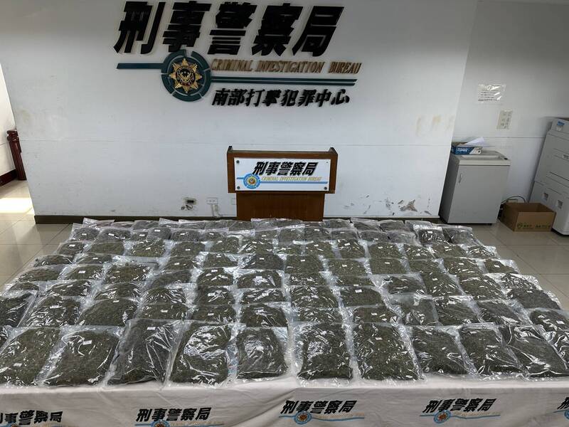 警方專案小組在花蓮山區1間平屋，起獲一批槍彈，和100包重達21公斤218公克的大麻成品。（圖由刑事局南打中心提供）