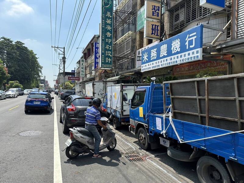 大雅區中清東路民宅前私人土地被停滿小貨車，造成住戶出入不便。（民眾提供）