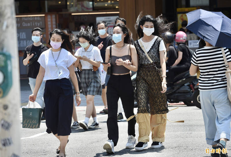 中央氣象署指出，週三南部、大台北地區及各山區午後會有局部短暫雷陣雨，局部雨勢較大。（資料照）