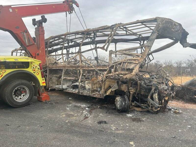 南非巴士和卡車相撞後起火，造成22人死亡。（路透）