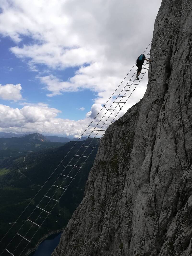 英國男子獨自攀爬奧地利著名高空雲梯時不慎失足墜落300英尺（約91.4公尺）深溪谷，不幸身亡。示意圖。（圖擷自@laemmerhof 社群平台「X」）