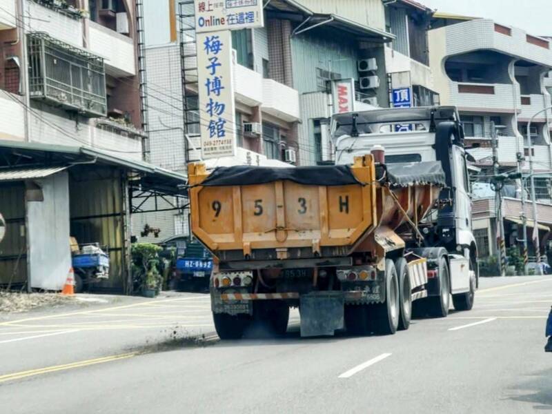 省道台16線南投水里路段，砂石車往來頻仍，就有民眾全程目擊砂石車沿路滲漏「9連甩」，引發熱議。（民眾提供）