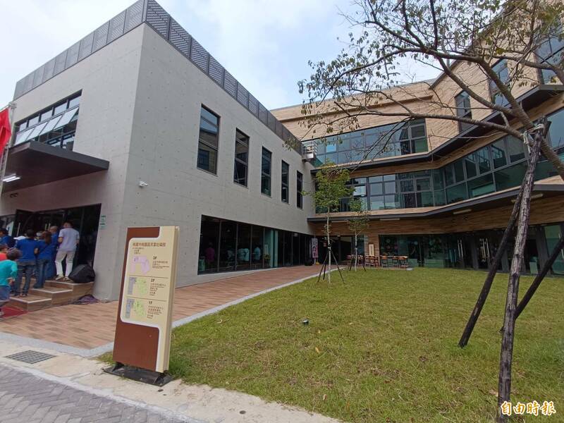 桃園區民富社福館新建工程今啟用，除了市民活動中心、大有里辦公處，另設置非營利幼兒園、公托中心。（記者鄭淑婷攝）