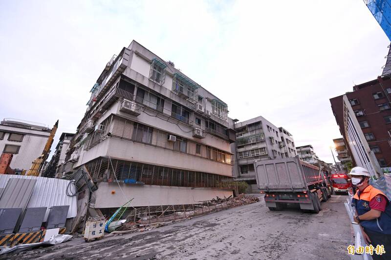 大直基泰建設工地施工造成重大鄰損，20日傍晚工地內部又傳出下陷。（資料照，記者方賓照攝）