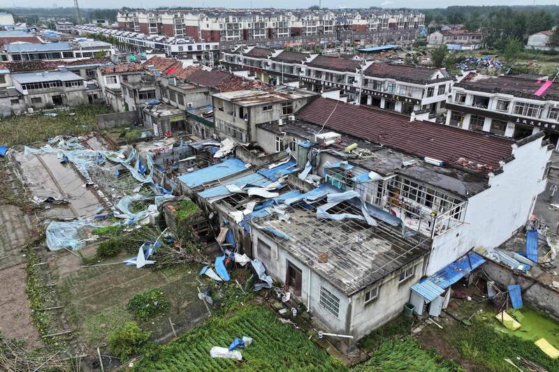 中國江蘇省宿遷市和鹽城市昨（19日）驚傳龍捲風襲擊，造成至少10死8傷，超過千棟房屋受損。（法新社）