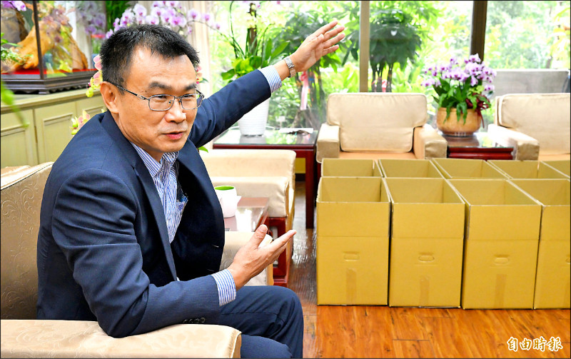 陳吉仲昨接受專訪，辦公室堆滿大批紙箱準備打包。（記者廖振輝攝）