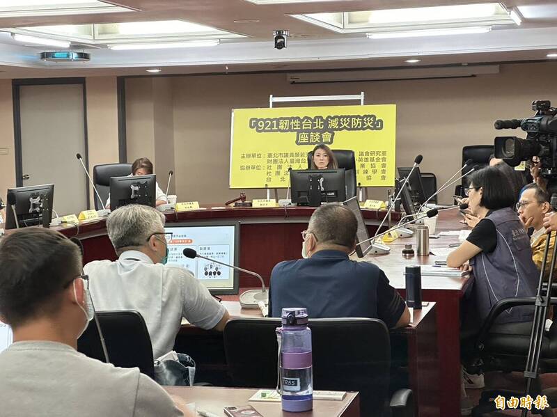 多名台北市議員邀集市府相關單位,針對防災減災措施提出建議。(記者甘孟霖攝) 多名台北市議員邀集市府相關單位,針對防災減災措施提出建議。(記者甘孟霖攝)