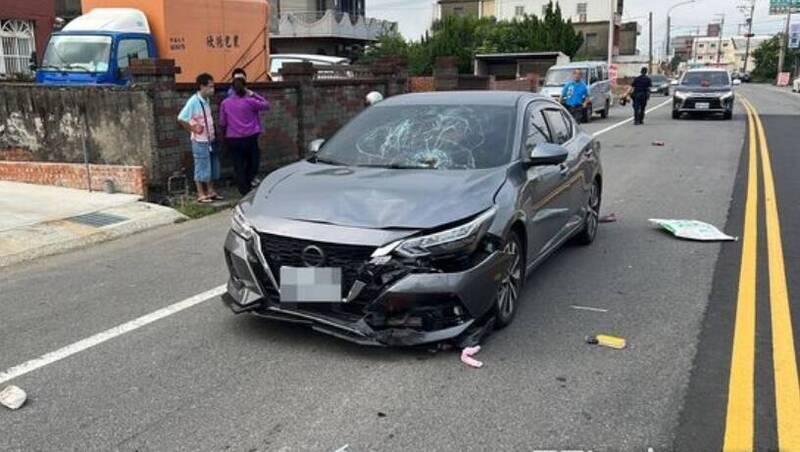 苗栗縣苗9線後龍鎮大山路段，今（21）日上午7點半許發生汽車與機車碰撞車禍，救護人員到場時騎士76歲康姓老婦失去呼吸心跳，經送醫搶救，宣告不治。（民眾提供）