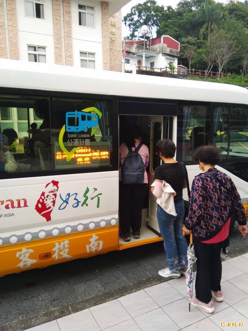 中秋、國慶連假搭乘台灣好行到中部風景區，可享有優惠票價。（台中區監理所提供）