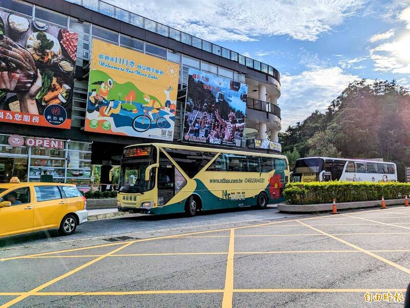 日月潭風景區旅遊車輛眾多，南投縣政府11月將公告環潭地區為空氣品質維護區。（記者劉濱銓攝）