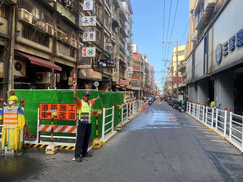 基隆市中心區仁愛區進行污水下水道工程，將會縮減車道施工。（基隆市政府提供）