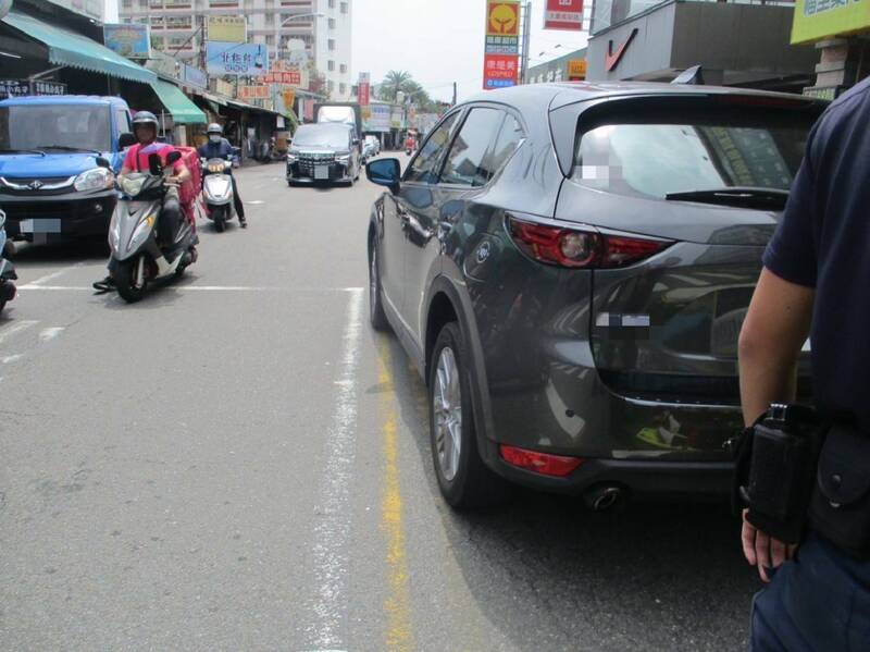 林姓女駕駛駕駛自小客車，在大里塗城、成功路口左轉時撞上陳姓老婦人，婦人傷重送醫不治。（記者陳建志翻攝）