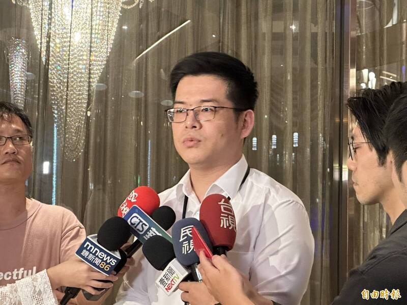 台北市法務局長連堂凱說，針對坍塌的承租戶，先給予50萬元額度讓他們購買生活所需家電、家具，再實報實銷。（記者甘孟霖攝）