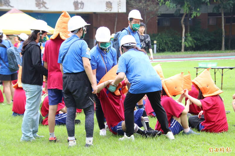 今天是國家防災日，距離演習場所不到1公里遠處的某工地發生臨時工墜樓慘死意外。圖為國立新竹特教學校今天模擬地震演練疏散和掩蔽。（記者黃美珠攝）