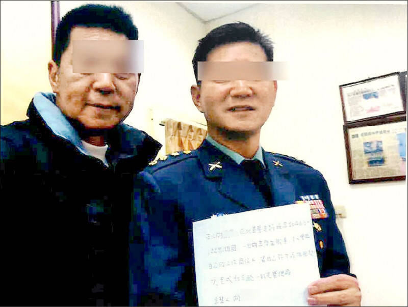 陸軍步兵訓練指揮部上校向德恩（右）涉嫌被邵維強（左）吸收成為共諜，穿著軍服簽下「投降承諾書」。 （資料照，記者翻攝）