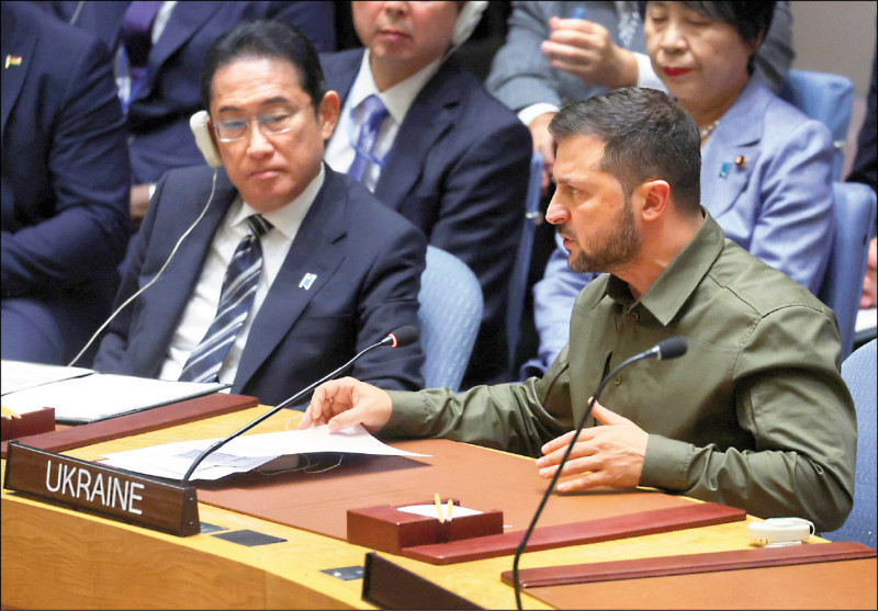 烏克蘭總統澤倫斯基（右）廿日在聯合國安理會上，譴責俄羅斯侵略烏克蘭是「犯罪」，呼籲剝奪俄國在安理會的否決權。左為日本首相岸田文雄。（路透）