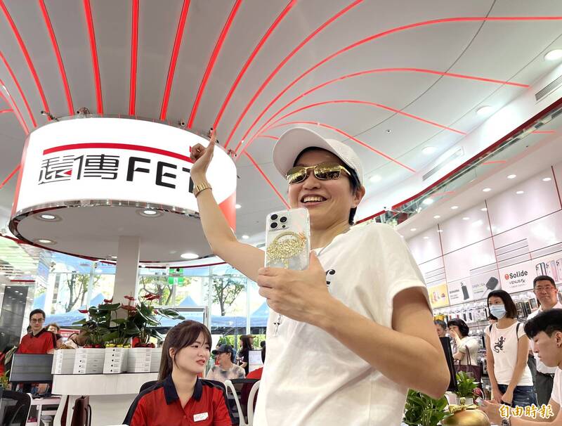 遠傳電信三創門市搶頭香的鍾小姐週一(18日)凌晨2點就到場紮營。(記者陳心瑜攝) 遠傳電信三創門市搶頭香的鍾小姐週一(18日)凌晨2點就到場紮營。(記者陳心瑜攝)