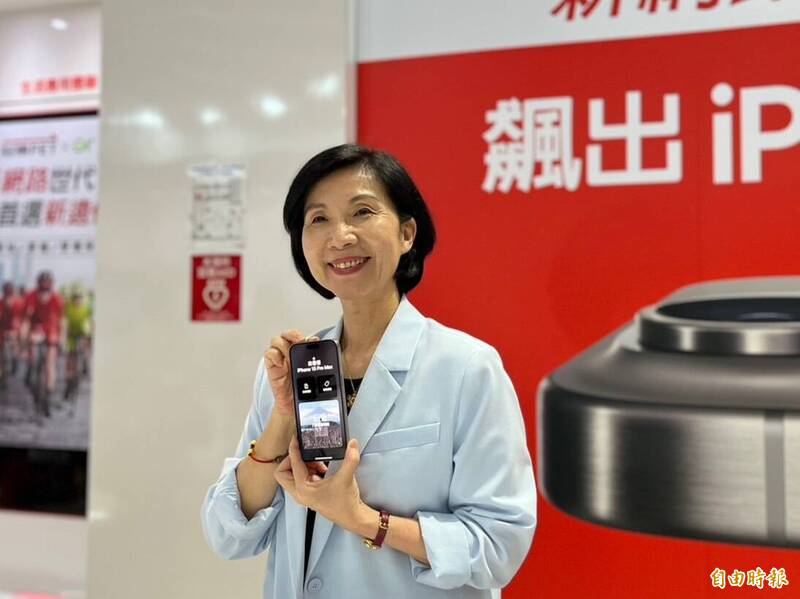 遠傳電信總經理井琪今天出席三創生活園區的遠傳台北資訊園區門市iPhone 15開賣活動。(記者陳心瑜攝) 遠傳電信總經理井琪今天出席三創生活園區的遠傳台北資訊園區門市iPhone 15開賣活動。(記者陳心瑜攝)