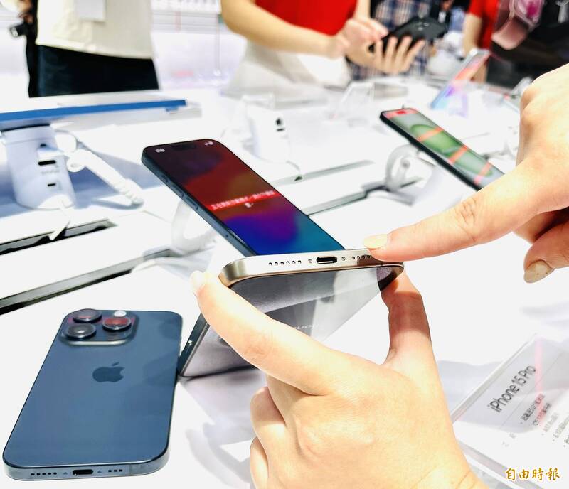 蘋果公司iPhone 15 因應歐盟要求,將接口由 Lightning 改成 USB Type-C。(記者陳心瑜攝) 蘋果公司iPhone 15 因應歐盟要求,將接口由 Lightning 改成 USB Type-C。(記者陳心瑜攝)