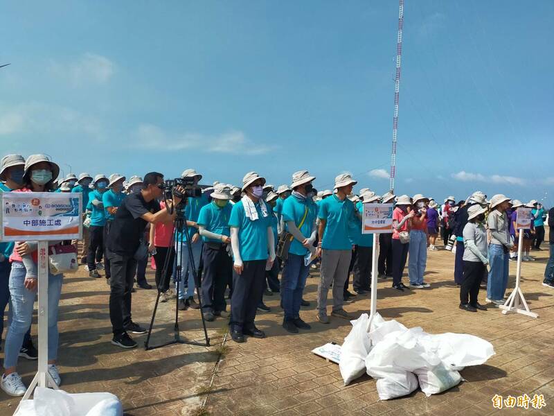 台電10縣市聯合淨灘登場，主場高美濕地約有600名員工景淨灘。（記者張軒哲攝）