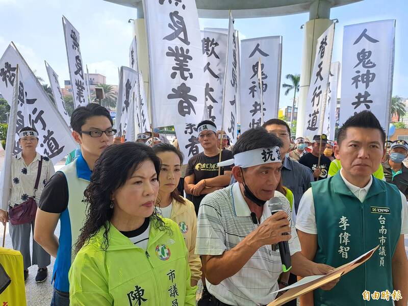 森霸回饋金自救會今天到台南市議會陳情，質疑森霸一期管線老舊，要求二期比照一期提供地方建廠回饋金。（記者蔡文居攝）