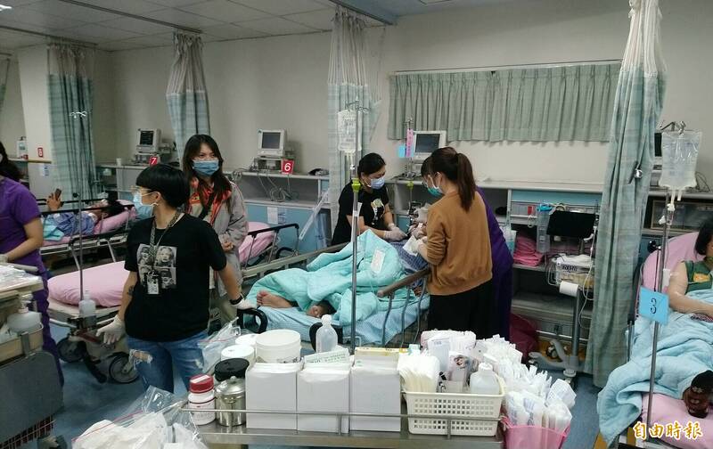 10多位氣爆傷患被送進屏東寶建醫院。（記者李立法攝）