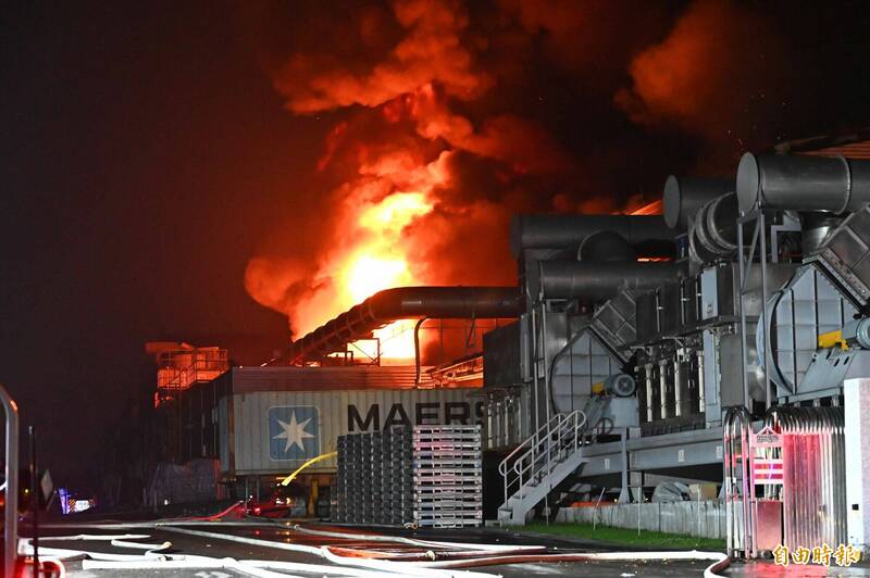 屏東工廠火勢燒不停。（記者李惠洲攝）