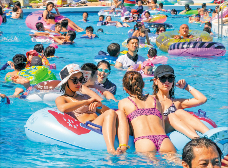 日本埼玉縣因為禁止泳裝攝影商業活動而陷入麻煩。圖為2020年8月11日民眾在日本東京練馬區的豐島園玩水消暑。（歐新社）