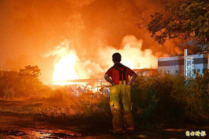 屏東科技產業園區內的明揚國際科技股份有限公司工廠22日傍晚發生火警，大火持續悶燒，這起意外造成3名消防員殉職。（記者李惠洲攝）