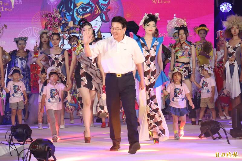 新北市副市長劉和也受邀上台走秀，他肯定競賽活動為學生釋放能量，提供表現舞台。（記者翁聿煌攝）