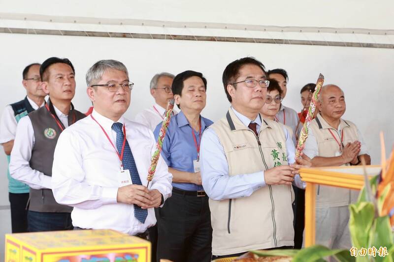 台南市安平區第1處社會住宅「億載安居」今天舉行動土儀式,市長黃偉哲(中)偕內政部政務次長花敬群等人共同祈求工程順利。(記者王姝琇攝) 台南市安平區第1處社會住宅「億載安居」今天舉行動土儀式,市長黃偉哲(中)偕內政部政務次長花敬群等人共同祈求工程順利。(記者王姝琇攝)