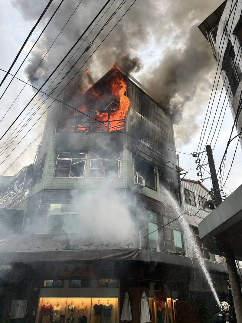 台中市東勢區一間服飾店失火，3樓、4樓全面燃燒。（民眾提供）