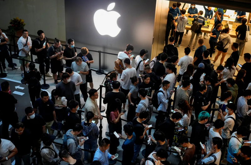 蘋果iPhone 15於22日開賣，中國各門市出現驚人的排隊人潮。（圖擷自微博）