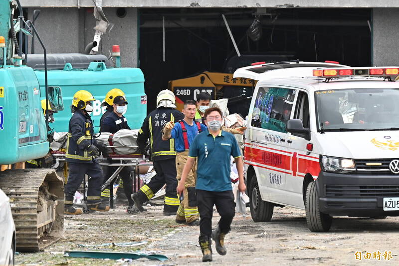 屏東明揚國際科技大火已釀4死，今早大型機具進駐開挖，上午8時許陸續尋獲2名員工。（記者李惠洲攝）