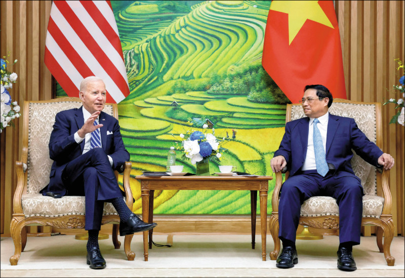 美越正洽谈两国史上最大规模军售案，图为美国总统拜登本月11日访越，与越南总理范明正晤谈。（路透档案照）(photo:LTN)