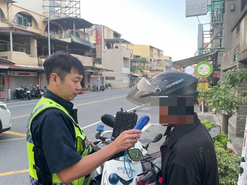 永康警今年取締酒駕已827件，23日單日就有5件。（永康警方提供）