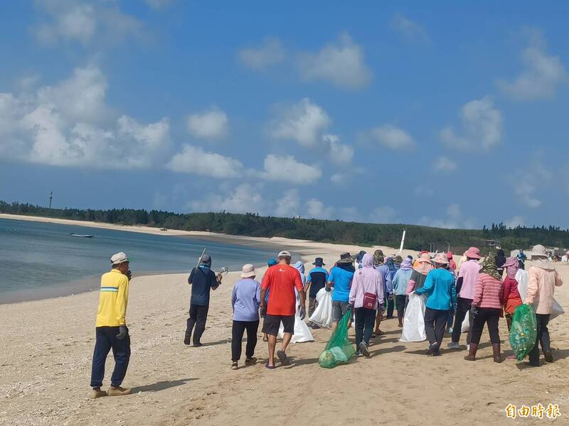 美麗的澎湖沙灘，台電尖山電廠與澎湖民眾一同守護。（記者劉禹慶攝）