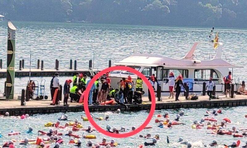 參與日月潭泳渡的袁姓男子傳出溺水意外後，救護人員趕忙進行急救（紅圈）情形。（圖由民眾提供）