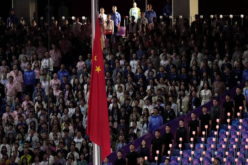 中國在體育賽事上打壓媒體與選手的「泛政治化」議題頻傳，矢板明夫認為，習近平年的閉關鎖國政策，使中國一口氣回到了晚清時代。圖為杭州亞運開幕式觀眾。（美聯社）