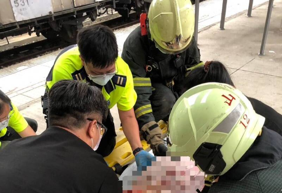 台鐵新豐車站今（24）日傳一名男性落軌當場身亡，警方依據現場的悠遊卡追，死者疑為16歲少年。（新竹縣政府消防局提供）