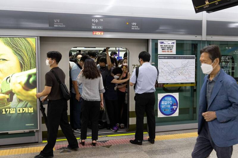 南韩地铁出现65岁以上老人免费搭车旅行的风潮，但他们私底下都遵守一个潜规则，那就是避免让年轻人有让座的压力。（彭博）(photo:LTN)
