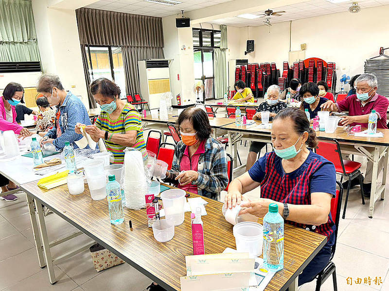 Aging superfans meet for 56th Super Bowl - Taipei Times