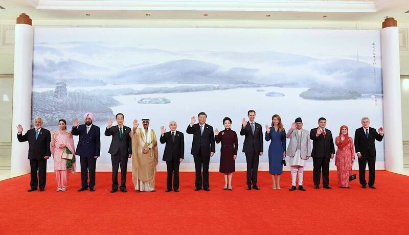 杭州亞運9月23日開幕，圖為中國國家主席習近平和彭麗媛夫婦，出席開幕式的國際貴賓歡迎宴會。（擷取自網路）