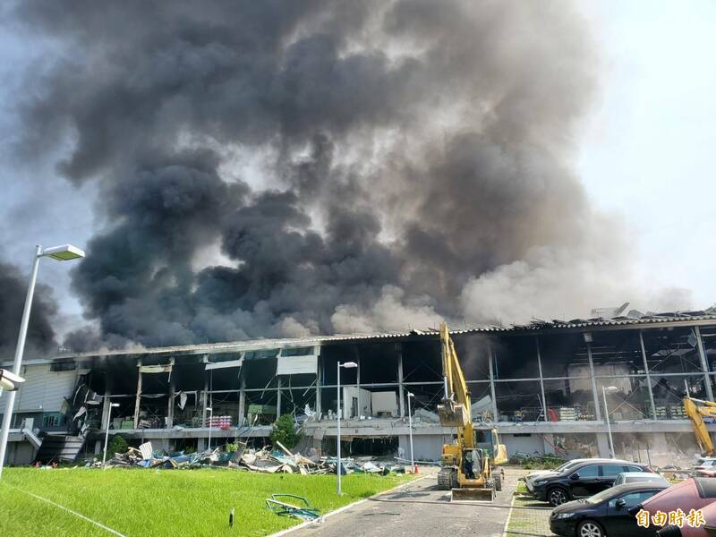 屏東明揚國際大火造成消防員及民眾嚴重死傷。（資料照，記者蔡宗憲攝）